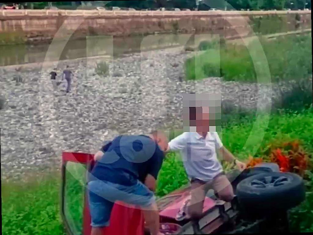 В Сочи автомобиль съехал с дороги и упал в реку