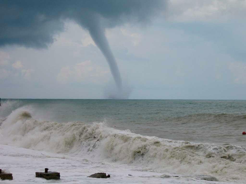 В Сочи предупреждают о возможных смерчах