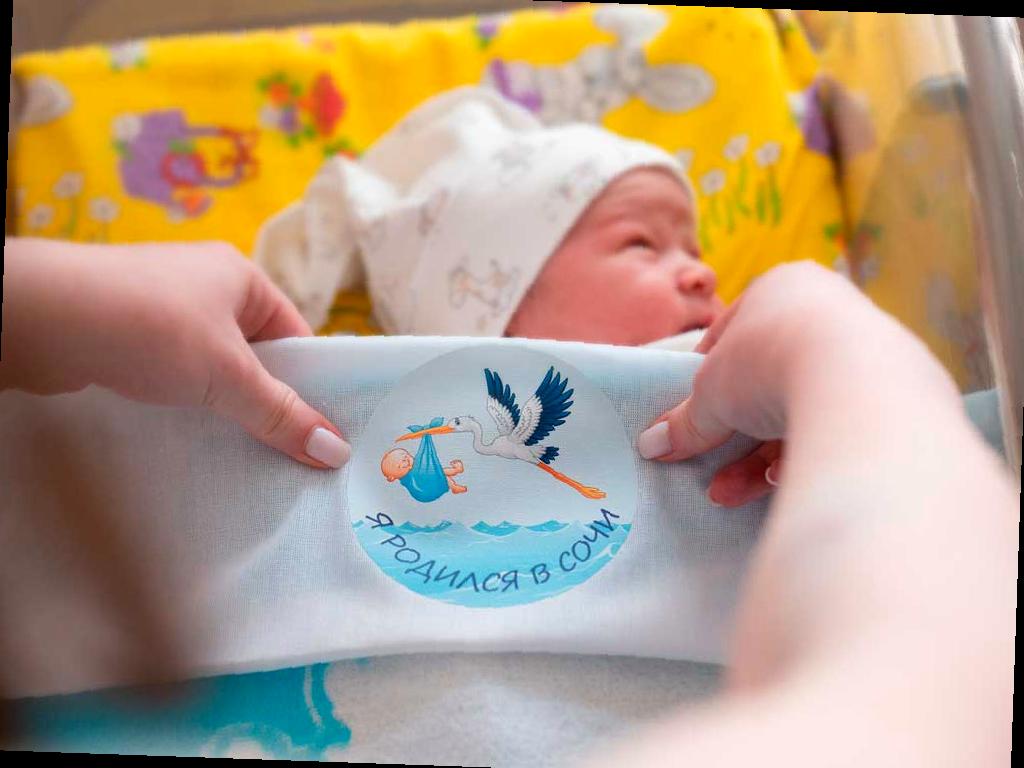 Два малыша, мальчик и девочка, появились на свет в Сочи сразу после начала 2026 года. Рождение произошло в Городском центре охраны материнства и детства, где их мамы чувствуют себя хорошо. Скоро они вернутся домой к своим родным.