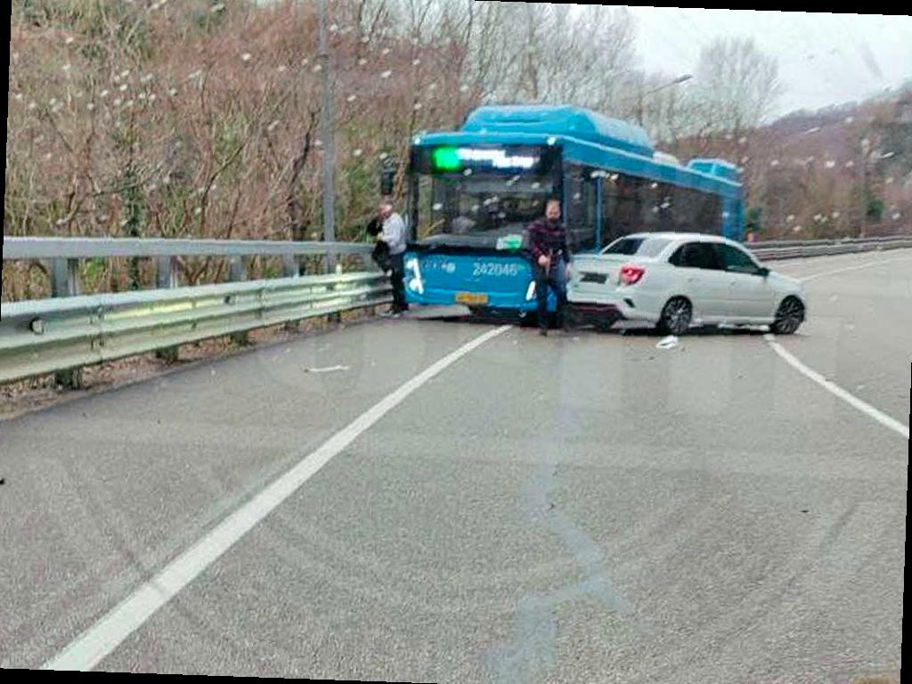 Легковушка столкнулась с автобусом на трассе в Сочи