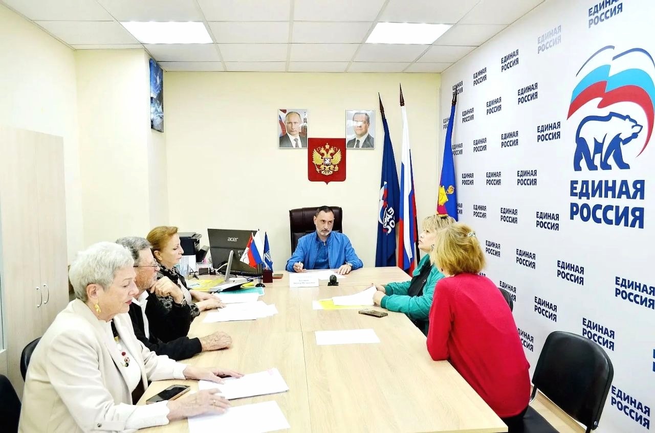 Депутат ЗСК Виктор Тепляков встретился с жителями Сочи в приёмной ЕР