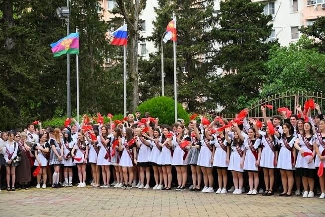 В Сочи для 11 тысяч выпускников прозвенел «последний звонок