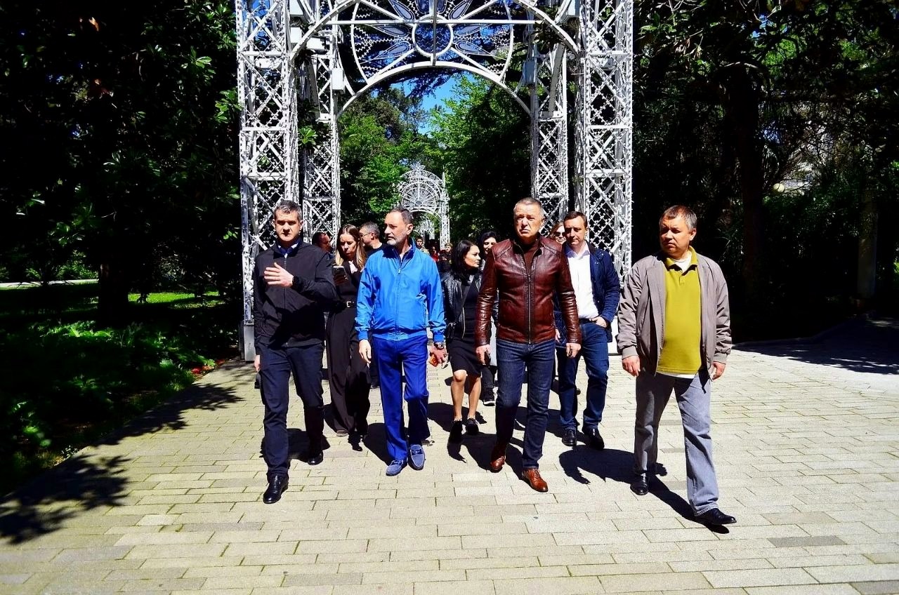 Виктор Тепляков проверил готовность Приморской набережной Сочи