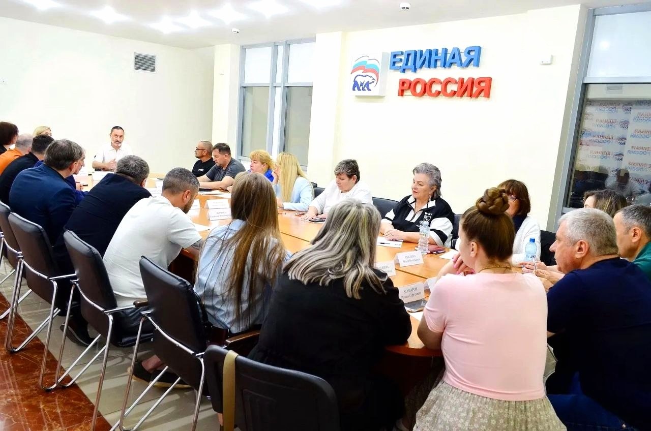 Депутат ЗСК Виктор Тепляков обсудил гуманитарную помощь в зоне СВО