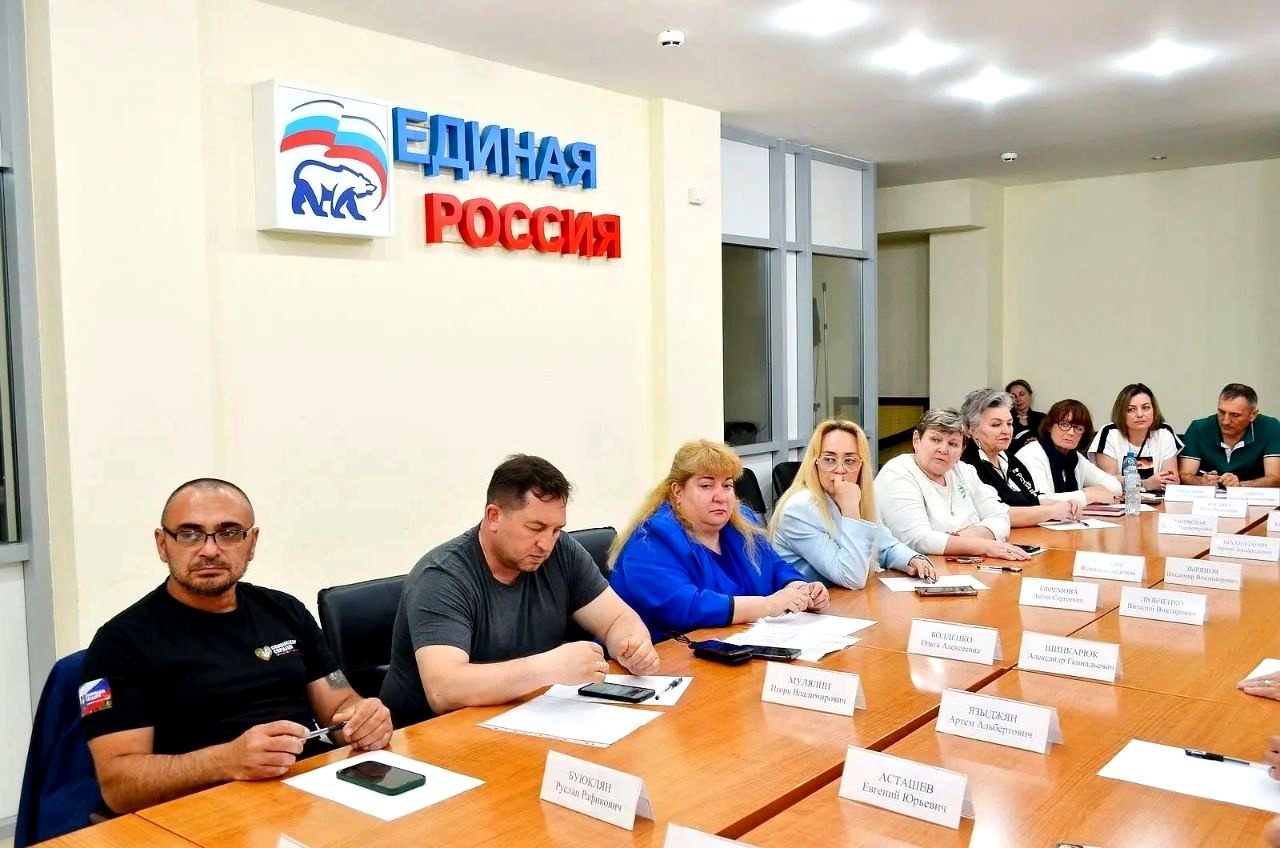 Депутат ЗСК Виктор Тепляков обсудил гуманитарную помощь в зоне СВО