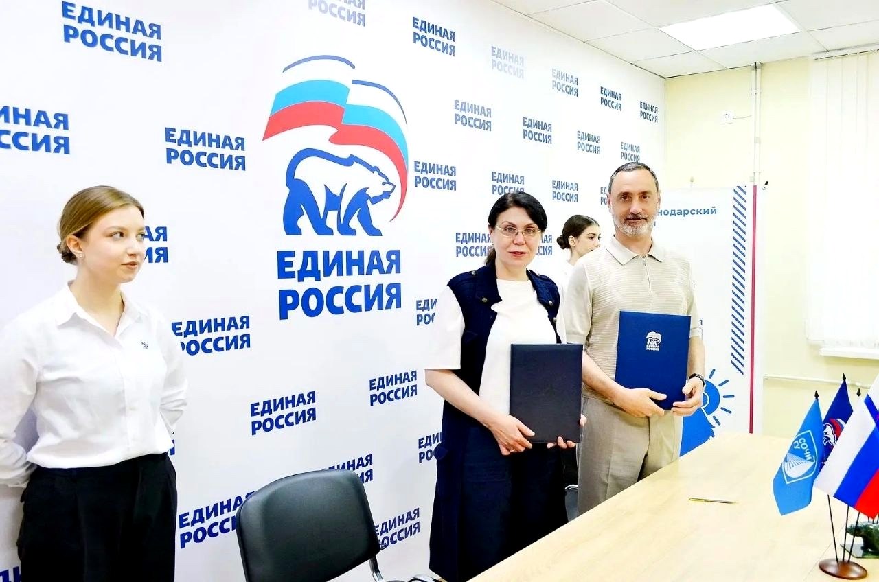 Депутат ЗСК Виктор Тепляков подписал соглашение о сотрудничестве СГУ и ЕР