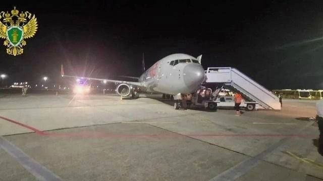 Экстренная посадка самолета в Сочи: пассажиры перевезены в Архангельск