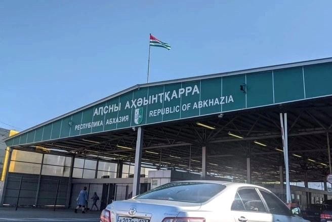 Очереди на границе с Абхазией продолжают расти