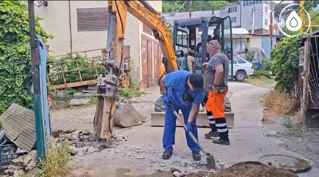 Работы по замене водопровода в Сочи на улице Восточная