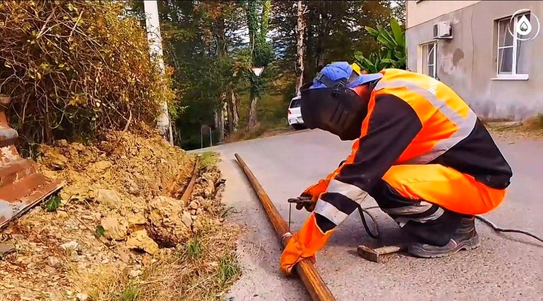 Замена аварийного участка сети водоснабжения началась в Лазаревском районе Сочи